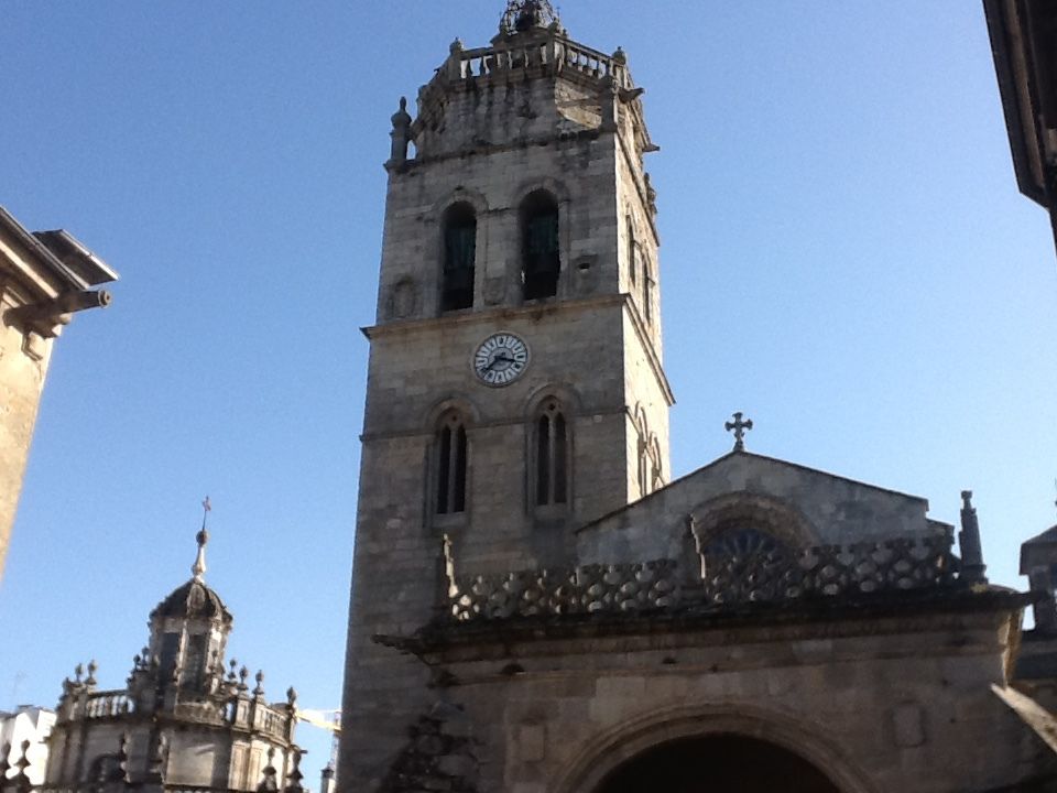 Si tu vas à Lugo, n'oublie pas de monter la haut, du haut de  la muraille, tu verras Santiago.