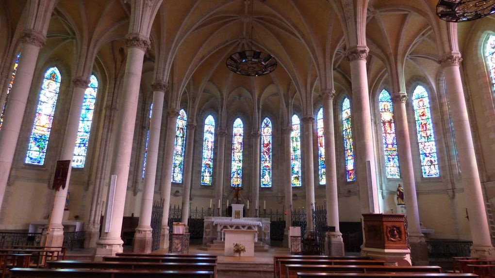 Apéro à l'abri ! Eglise de Guenrouet avec ses magnifiques vitraux, un pour chaque saint et sa ville !!