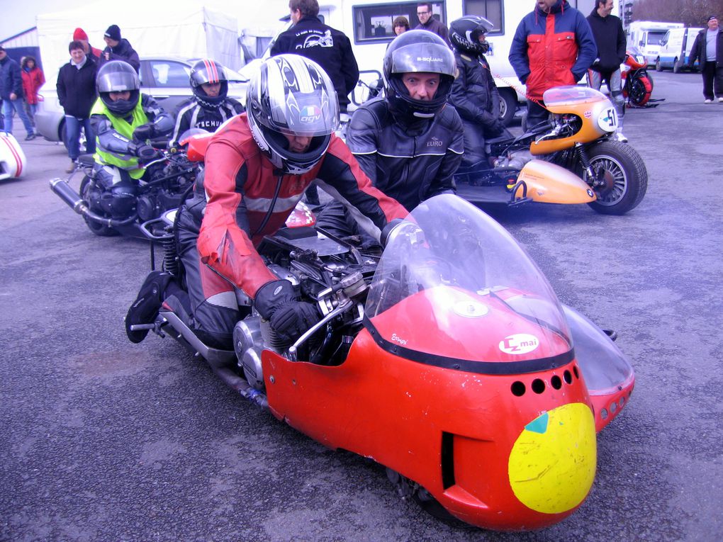 Side-Car-Party-Lurcy-Levis-2011
Démonstrations side car et moto anciennes decourse avec "la main au panier"