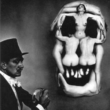 Femmes formant un crâne (Dali)