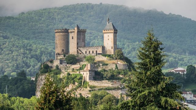 Concert dans la cour ombragée du château de Mézerville, Aude, Occitanie, France