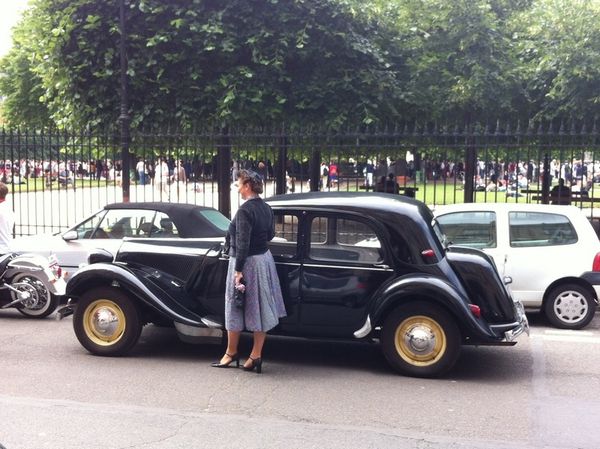 FLASHMOB WITH A CITROEN TRACTION AVANT