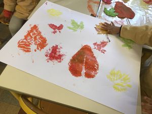 Nous avons ramassé des feuilles mortes dans la cour. Nous avons recouvert une face de la feuille avec de la gouache aux couleurs de l’automne. Nous avons appliqué le côté peint sur une grande affiche pour laisser l’empreinte de la feuille. 