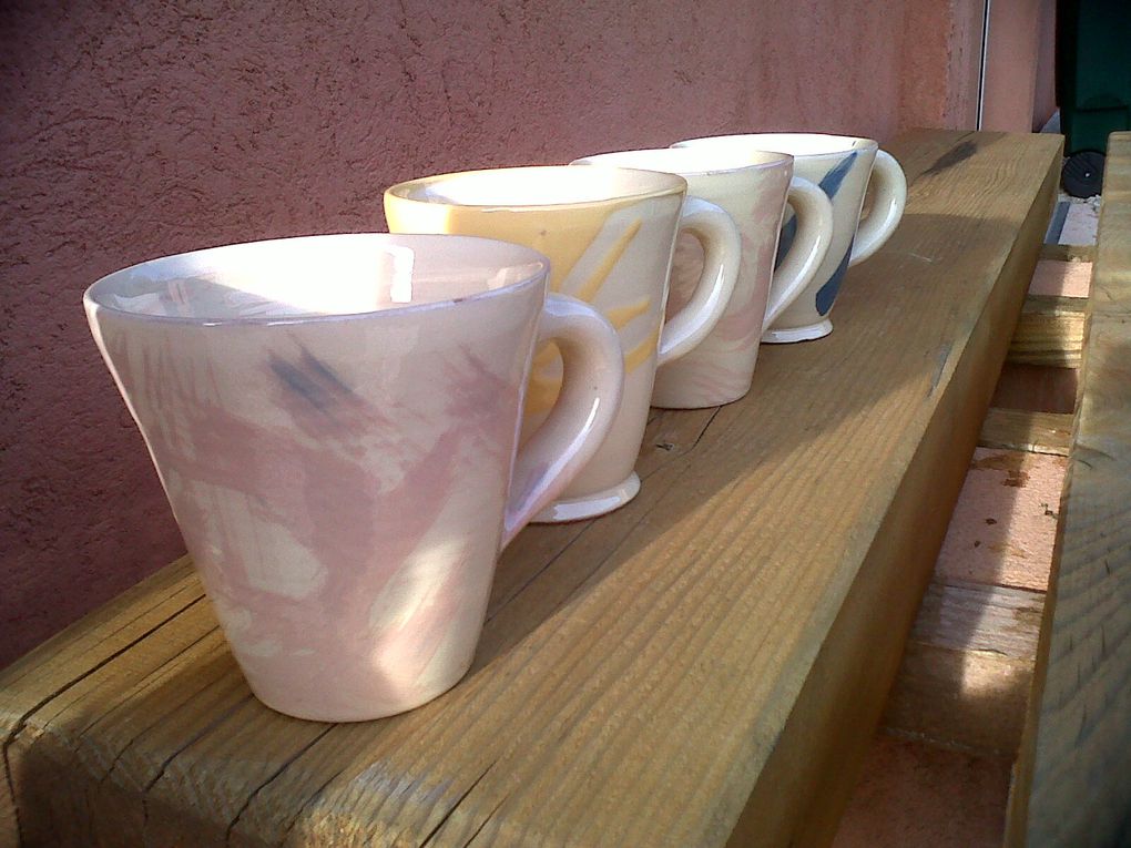 des mugs couleurs pastels, tous différents, tous uniques, en faience ou en grès ! ceux qui n'ont pas de prix ne sont plus disponibles pour le moment, mais je réalise aussi les mugs de vos rêves sur commande !