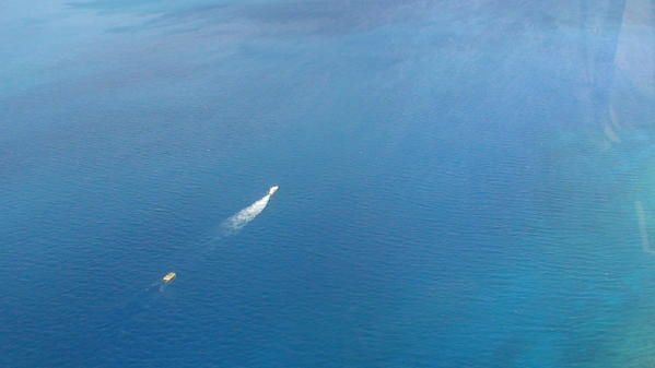 <p>tour de l'ile de bora et visite de tupai, l'ile voisine regardez bien , elle a une forme particulière</p>
<p> d'autres photos à venir !!!</p>
<p> </p>