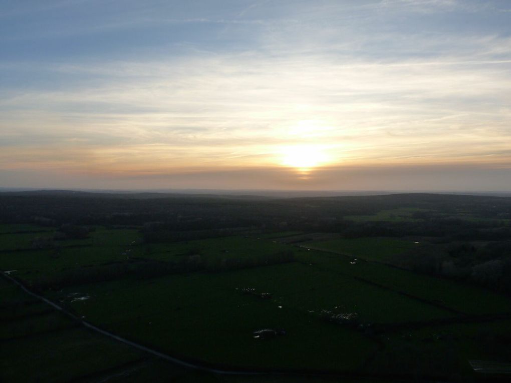 Le soleil est encore loin de l'horizon mais la bande nuageuse lui servira de couverture. Donc, pas de coucher de soleil aux couleurs enflammées.