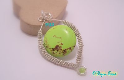 Pendentif argenté autour d'une turquoise verte!