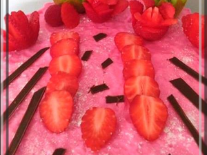 Bavarois vanille arôme cerise et fruits frais (kiwis ,fraises)glaçage chocolat aromatisé à la fraise 