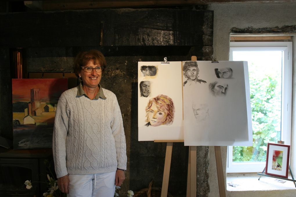 Exposition traditionnelle de la fin de stage avec les visiteurs de la commune toujours admiratifs.