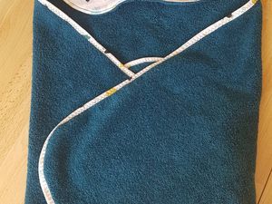 bavoir bandana, sortie de bain ,lingettes avec panière , et bavoir classique  pour 3 naissances de fevrier :) tissu et éponge mondial tissus et difuslaine 