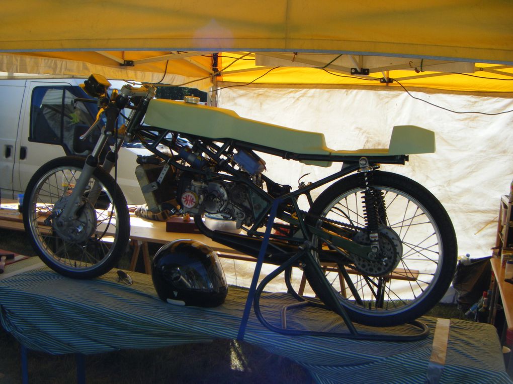 Les coupes moto légende ont eu lieu le week-end du 30 et 31 Mai 2009.
Voiçi 2 albums photo concernant un panache de motos de 1900 à 1990.QUE DU BONHEUR!
Félicitations à toute l'équipe de MOTO LEGENDE.Cliquez sur les 2 albums photos.VINCENTEAM