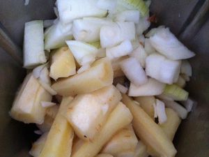 Filets de rouget sauce citronnée à l'échalote, purée de panais et tomates confites sur sablé au parmesan 