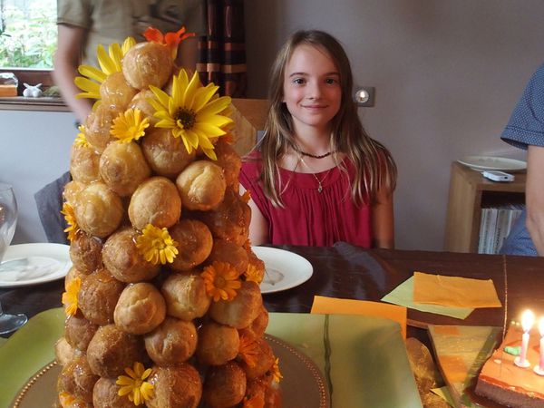 Pour la déco, rien de plus simple que de rajouter de fleurs de soucis, capucines et topinanbour, (toutes des fleurs comestibles) dans un camaieux d'orange, la couleur phare de l'anniversaire