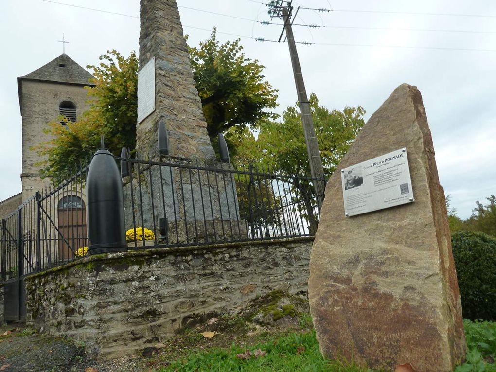 La stèle à Pierre Pouyade érigée près du monument aux morts en septembre 2014. Au second plan, la maison aux volets blancs, était la maison de la famille Pouyade où Pierre passa de nombreux séjours. (Ph. © B.S.)