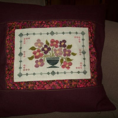 un coussin à fleurs