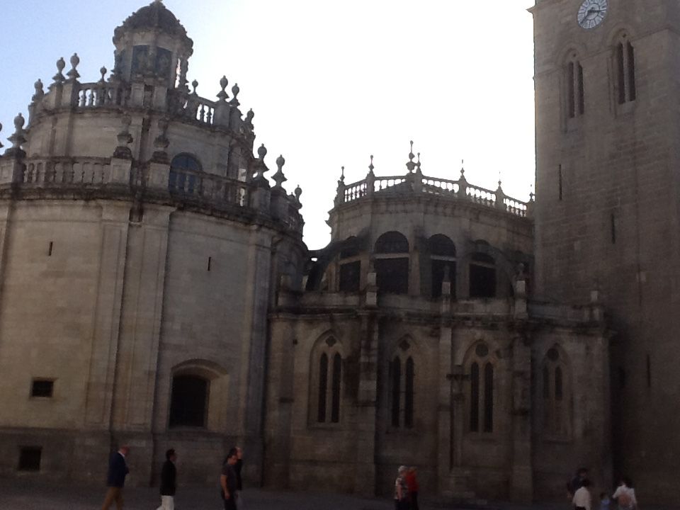 Si tu vas à Lugo, n'oublie pas de monter la haut, du haut de  la muraille, tu verras Santiago.