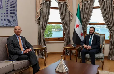 L'émissaire étatsunien pour la Syrie, Tom Barrack, rencontre Ahmad el-Chareh (AFP)