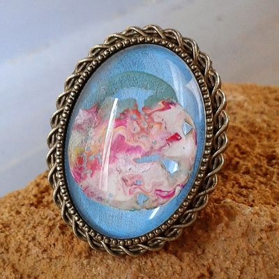 Art contemporain,bague laiton avec cabochon oval en verre, peinture acrylique originale, bleu rose rouge blanc jaune, mini tableau d'isabelle krief, artiste peintre auteure, bijou boho bobo romantique, bijou de createur, cadeau fête anniversaire noel