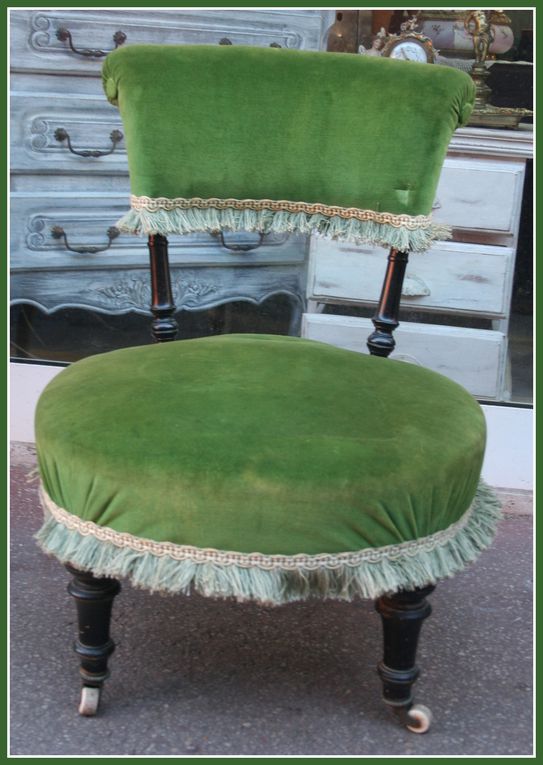 Chaise sur roulettes
- Style : Napoléon 3
- Couleur : Vert
- Matière : Velours, bois
- Pièce : Bureau, Chambre, Salon
- Dimensions : Diamètre 55cm
- PRIX : 229€