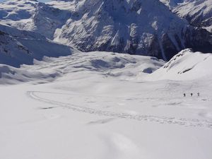 Pour atteindre l'arête sommitale, il faut monter les pentes SSW, en passant sur la gauche du lac du Tsaté. Ces pentes sommitales cotent à 30° de moyenne, avec des passages à 40°.