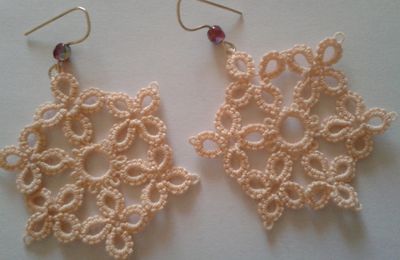 Boucles d'oreilles en frivolité