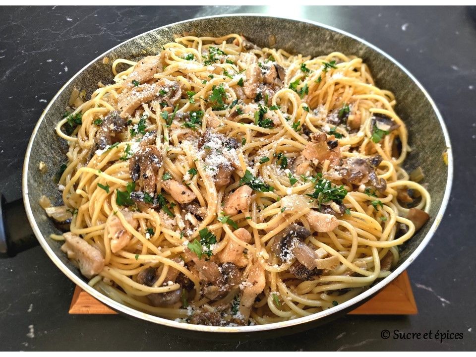 Pâtes au poulet, sauce crémeuse aux champignons