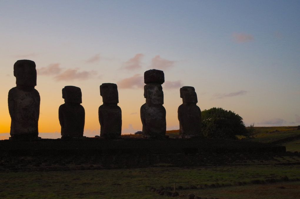 Lever du soleil sur le Ahu Tongariki.