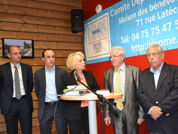 photo 1 remise des livres: Yves Hocdé directeur de cabinet, Karim Oumeddour conseiller départemental sports, Odette Durand présidente, Yves-Henri Guilloud et le lieutenant-colonel Frédéric Fédhaoui de la Légion d'Honneur, CDD Retraite sportive.