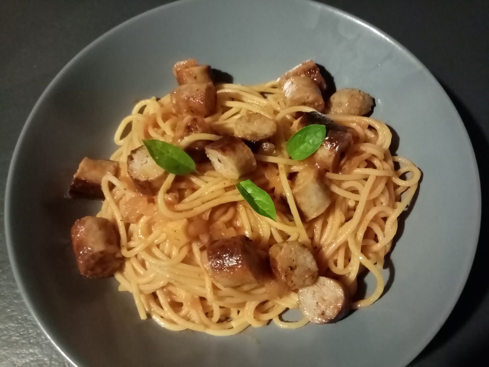 Spaghettis aux saucisses et la sauce tomate de Cyril Lignac ddans tous en cuisine