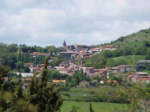 le puy Gourdon 879 m - le village d'Olloix.