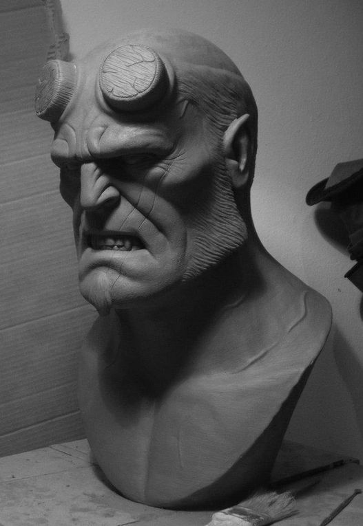 En     :  My take on the famous character created by Mike Mignola.
Fr     :  Ma representation d'Hellboy, originalement créé par Mike Mignola.
Es     :  El busto de Hellboy que he hecho, segun el personaje de Mike Mignola.