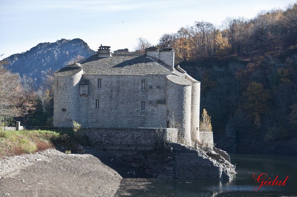 5 photos : Le château a failli être détruit par la construction du lac. 