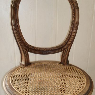 Chaise à medaillon de style Louis XVI