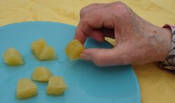 EHPAD - Manger avec les mains