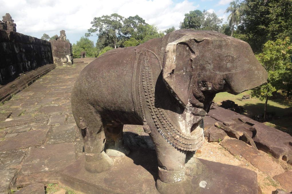 A 13km à l'est, se trouve Bakong qui était la capitale de Jayavaraman II à la fin du VIIIe siècle avant d'aller s'installer à Phnom Kulen.