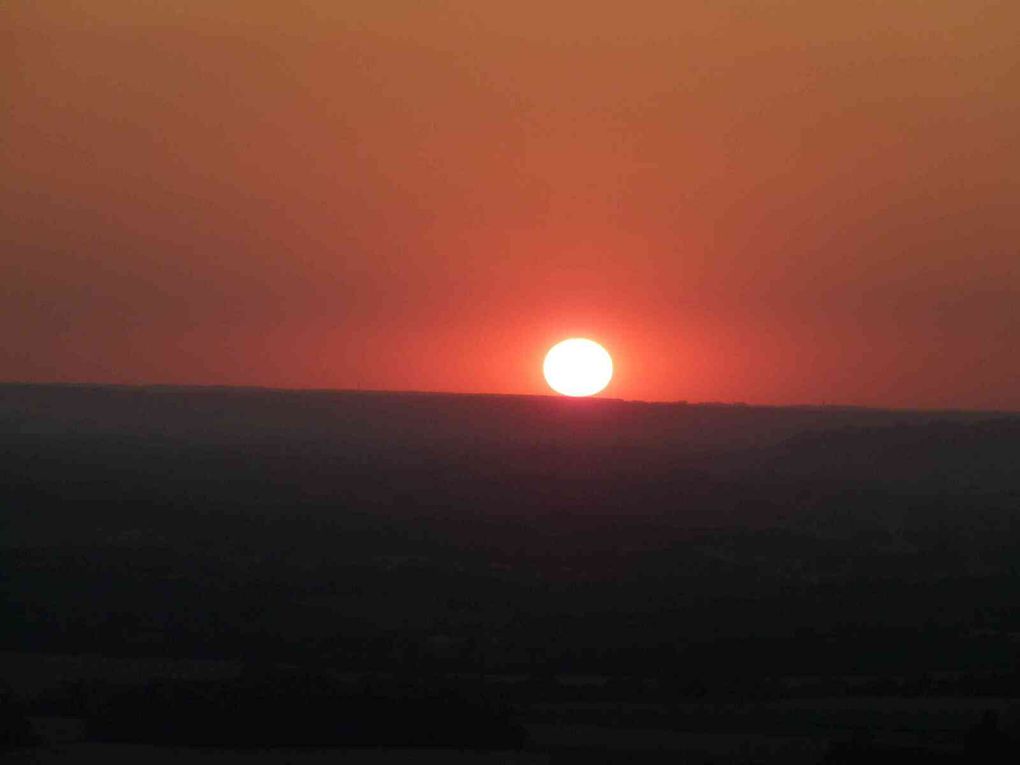 Mon jeu : prendre la photo pile au moment où le soleil touche l'horizon. (je vous rassure, la luminosité est plus intense que celle sur ces images)