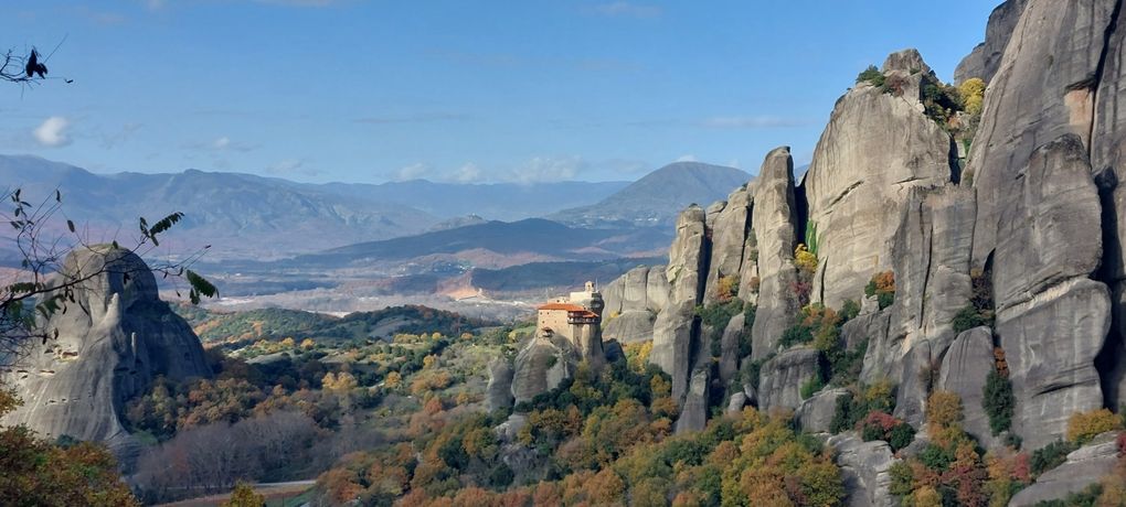 Paris, Athènes, Lamia, Metéores,Ionnina,  Arta, Patra, tour du Péloponèse par la côte, Corinthe, Athènes, Paris