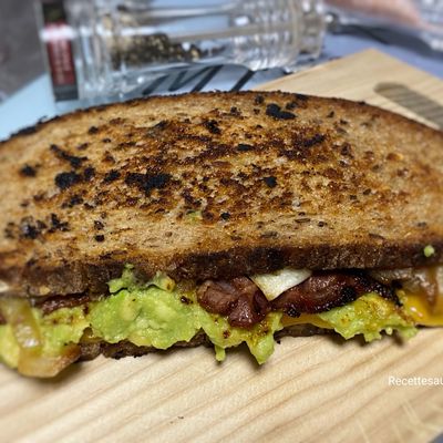 Toast de pain de campagne à l’avocat oignons frits poitrine fumée et cheddar coulant