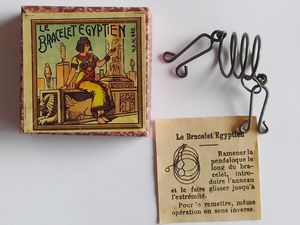 le bracelet égyptien (copie du bracelet de Cléopâtre de MD à gauche et de "l'anneau prisonnier "à droite )