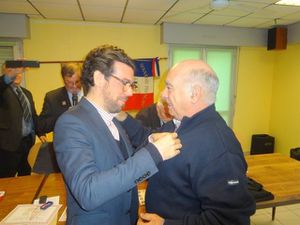 Médaille d' Argent pour Claude Rayne remise par Ronan LOAS maire de Ploemeur
