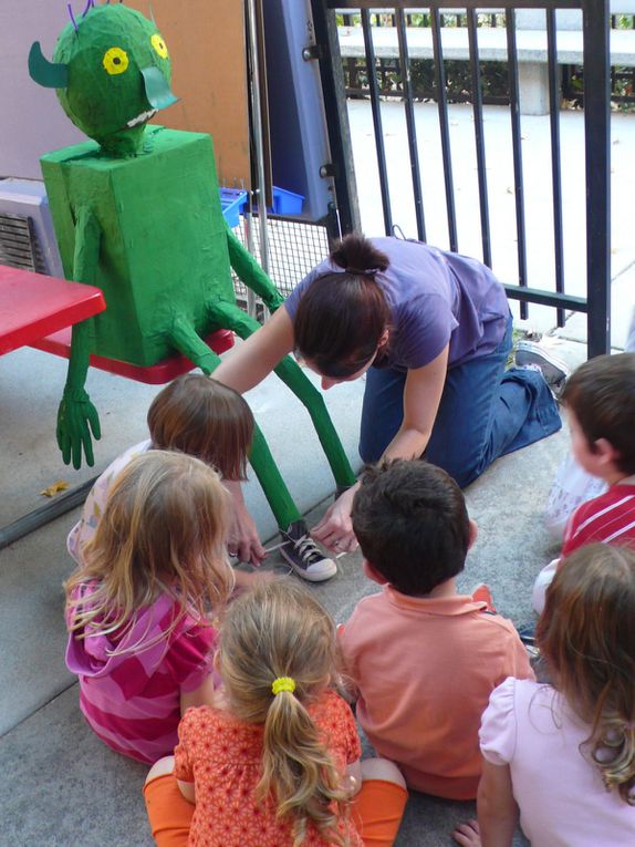 Nous avons étudié un album intitulé : " Va t-en grand monstre vert". Nous avons alors décidé de fabriquer la tête du monstre vert en papier mâché mais comme je l'avais prévu, les enfants n'ont pas voulu s'arrêter là... AFFAIRE A SUIVRE!