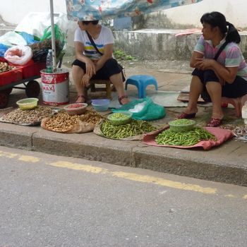 Fruits et légumes dans le marché au bord du trottoir