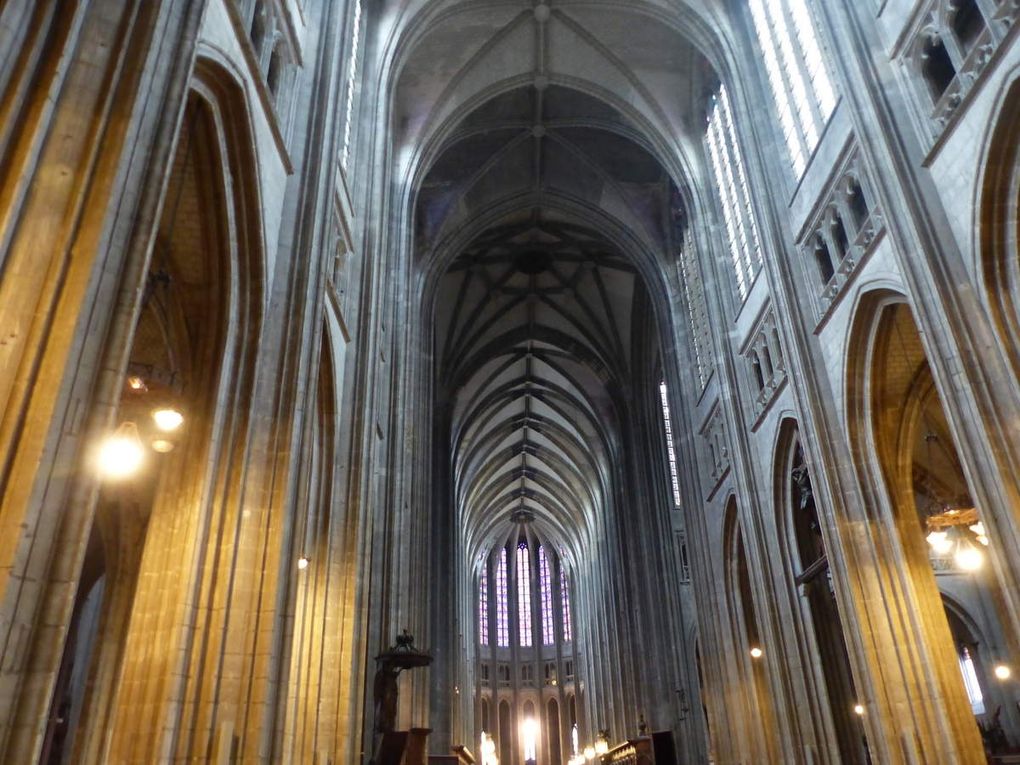 La cathédrale d'Orléans et la place du Marché de Noël avec les attractions de saison.