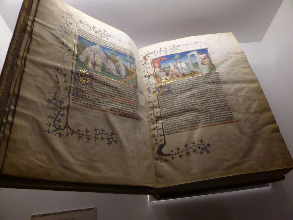 Vues de l'exposition Trésors royaux. .La bibliothèque de François 1er, château royal de Blois © Le Curieux des arts Gilles Kraemer, présentation presse de l'exposition, juillet 2015