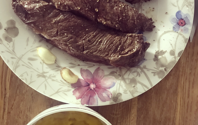 Onglets de bœuf et sa sauce échalote, orange et romarin émulsifiée