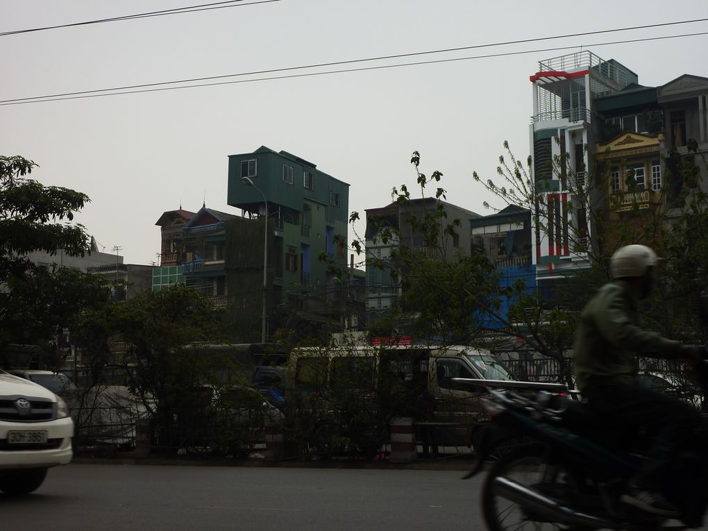 Le trajet depuis la frontiere, long :)
Premieres balades dans la ville grouillante d'Ha Noi
Temple de la Litterature