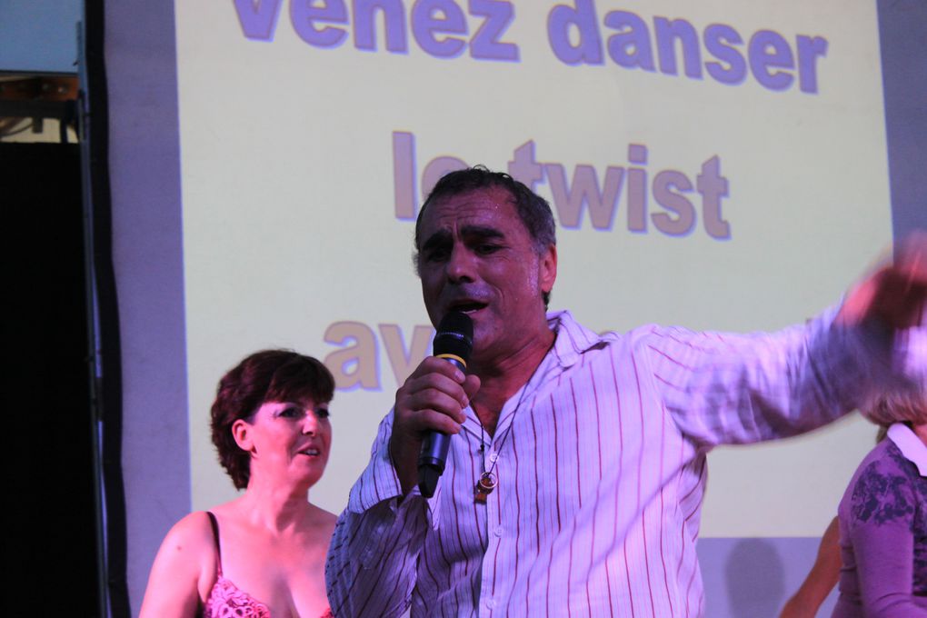 Sur le front de mer entre le casino et un bar bercé par les vagues, Royan au rythme du Rock'n'Roll avec le spectacle " Swing to the Rock" présenté par DANSE PROJECT. Soirée organisée par l'Association Générale de Pontaillac, présidée par Mad