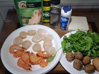 Coquilles Saint-Jacques et gambas au pesto de noix et roquette
