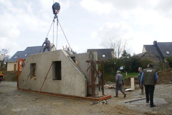 La structure de la maison , les murs en composite bois-ciment