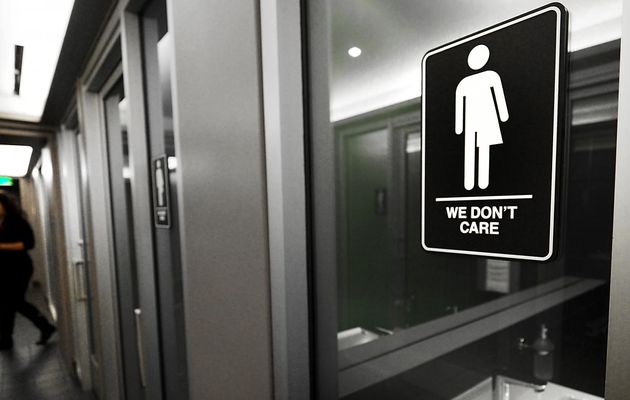 Trump met fin à la "bataille des toilettes" (pour transgenres). Le lobby LGBT s’étrangle !
